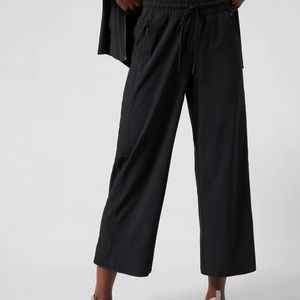 *EUC Athleta AVENUE WIDE LEG CROP PANT sz 0